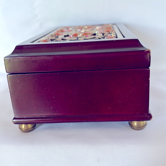 LIKE NEW ❤️ STUNNING STONES EMBROIDERY LID TIMELESS CLASS CHARM WOODEN MUSIC BOX - Picture 6 of 15